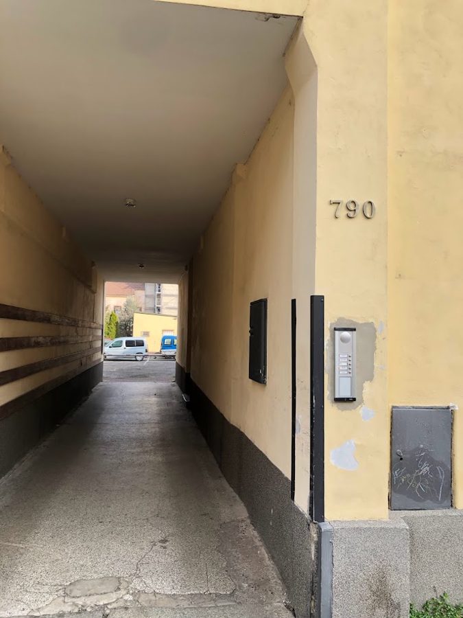 Průchod s číslem 790 z Hronovické ulice